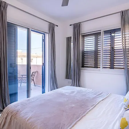 Summer Breeze With Pool Apartament